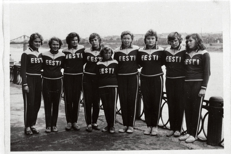 NSV Liidu meistrivõistlustel kaheksalisel paadil esikoha võitnud naiskond (vasakult) Meili Mugra, Helgi Kaiv, Ilme Pihl, Leili Vähi, Maie Ariko(roolimees), Marja Sööre, Juta Malts, Leili Olmet ja Helme Sütt.