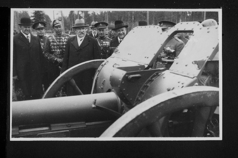Soome president P. Svinhufvud, Eesti Vabariigi riigivanem J. Teemant koos saatjatega külastamas Jägala laagrit.
