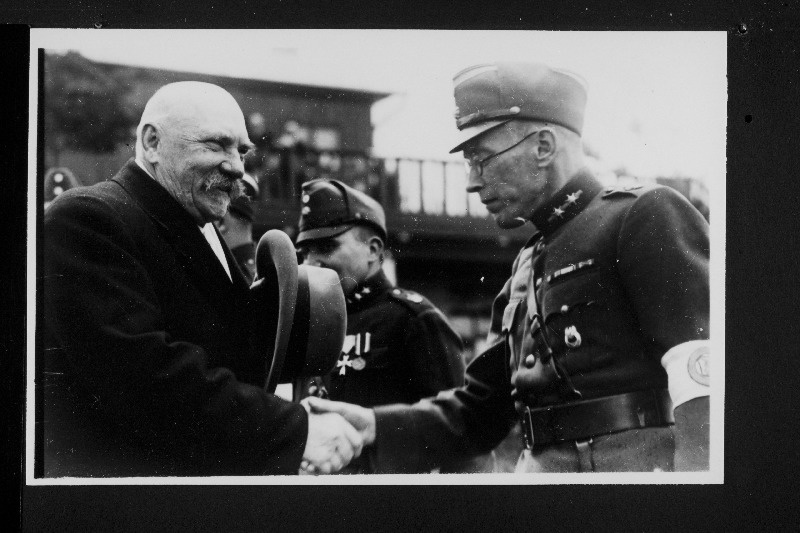 Soome president P. Svinhufvud tervitab Mustamäe lasketiirus kaitseliidu pealikut.