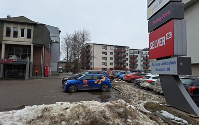 Raatuse tänav, vasakul Raatuse kaubamaja.  Tartu, 1998. Foto Aldo Luud. rephoto