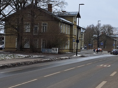 Ajateenistusse siirduvad noorsõdurid tänaval marssimas rephoto