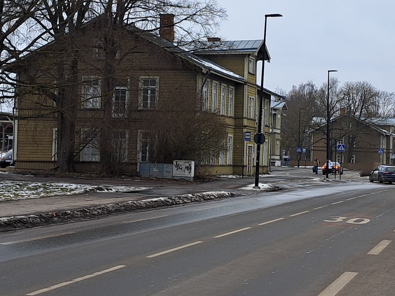 Ajateenistusse siirduvad noorsõdurid tänaval marssimas rephoto