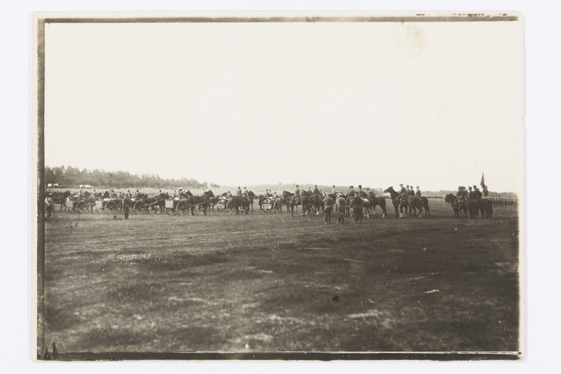 Sõjaväelased platsil hobuste ja vankritega
