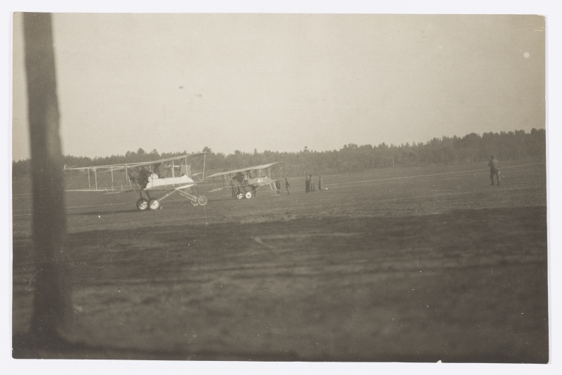 Kaks lennukit, sõjaväelased nende ümber