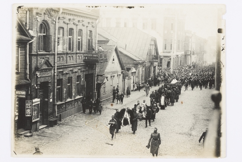 Rahvarohke matuserongkäik linnatänaval