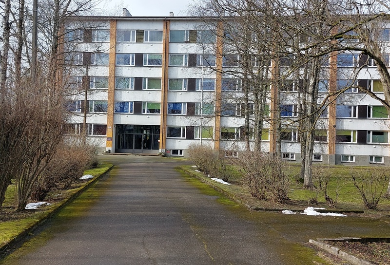 Vaade hoonele Västriku tänaval, kus viies toas asub Eesti Noorsoo Algatuskeskus. rephoto