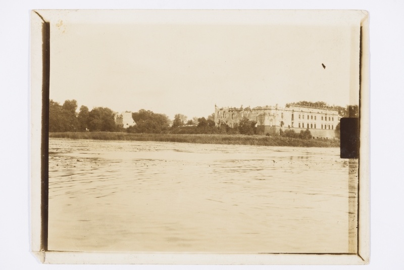 Vaade üle jõe purustatud majale