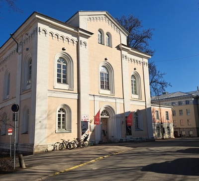 Vaade Tartu Riikliku Ülikooli õpperaamatukogule Kingissepa tänaval. rephoto