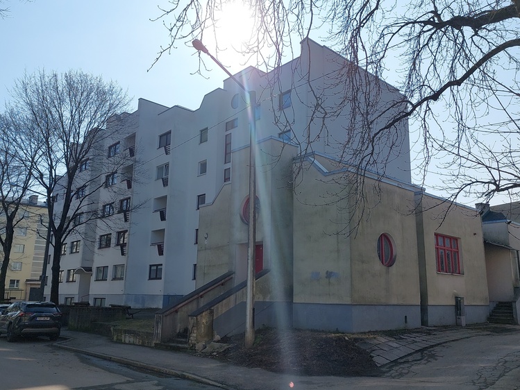 Hoiukassaga korterelamu Tallinnas, vaade hoonele. Arhitekt Heidi Karro rephoto
