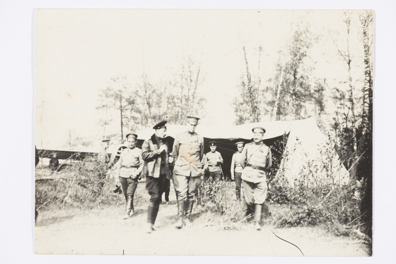 Sõjaväelased telgi ees