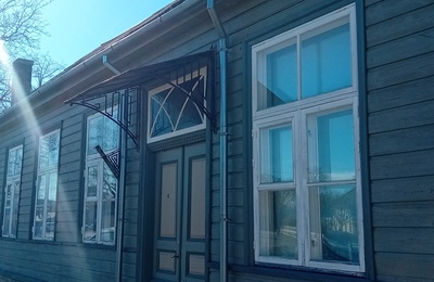 Kuressaare sepised: varikatuse konsoolid Väike-Sadama 10 rephoto