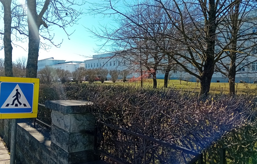 Haigla Kuressaares, fassaadivaade. Arhitekt Edgar Kuusik, j/e Peep Jänes, Ilmar Heinsoo rephoto