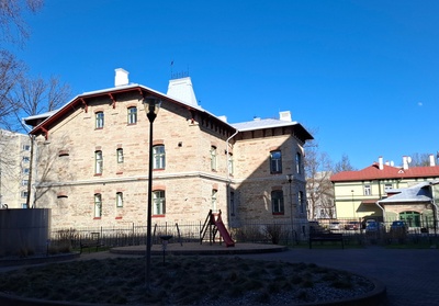 Elektritarvete kauplus Kreutzwaldi tänava hoovis. rephoto
