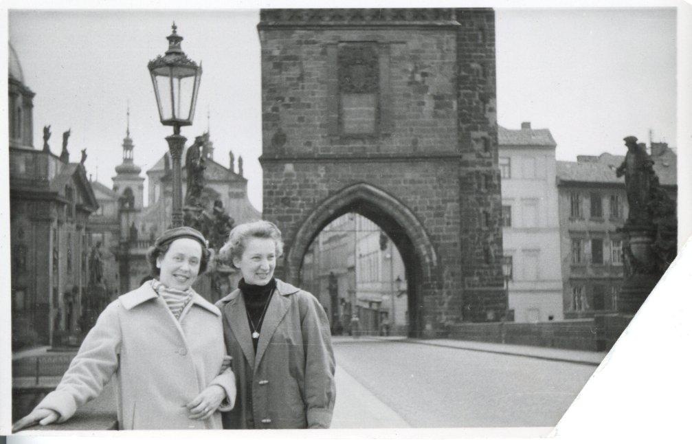 Alila Tolonen (f. Kunnas) till vänster med okänd kvinna (fru Hallama?) i Prag