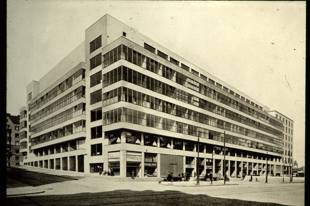 Arkkitehtuurin historian opetusdiat, arkkitehtuuri: 1920-1930-luku (K54)
