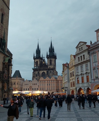 Gezicht op de Tynkerk in Praag, Prag-Teinkirche rephoto