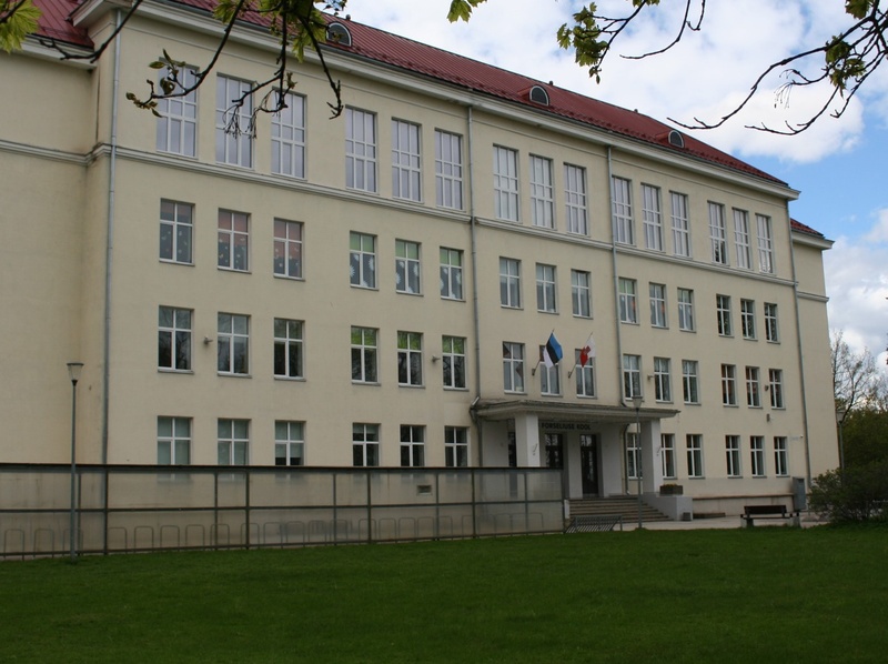 Vaade uuele keskkoolihoonele Tähe tänaval Tartus. rephoto