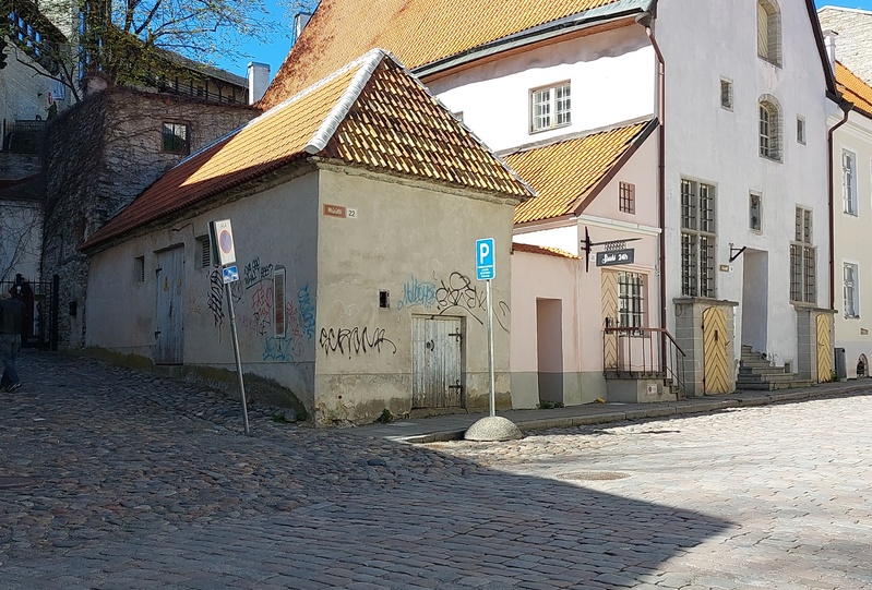 Tallinn, Rüütli tänav 20, endise Timuka maja nurk. rephoto