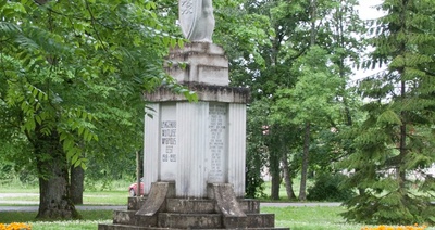 Vabadussõjas langenud sõdurite mälestussammas Põltsamaal. rephoto