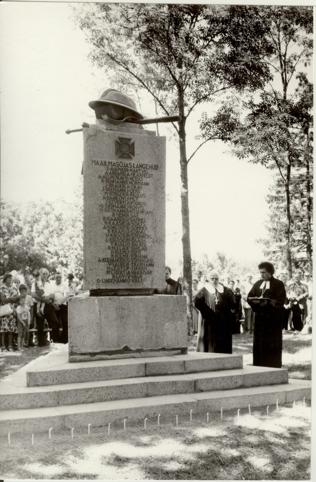 foto Vabadussõjas langenute mälestusmärgi taasavamine Järva-Madisel 1989