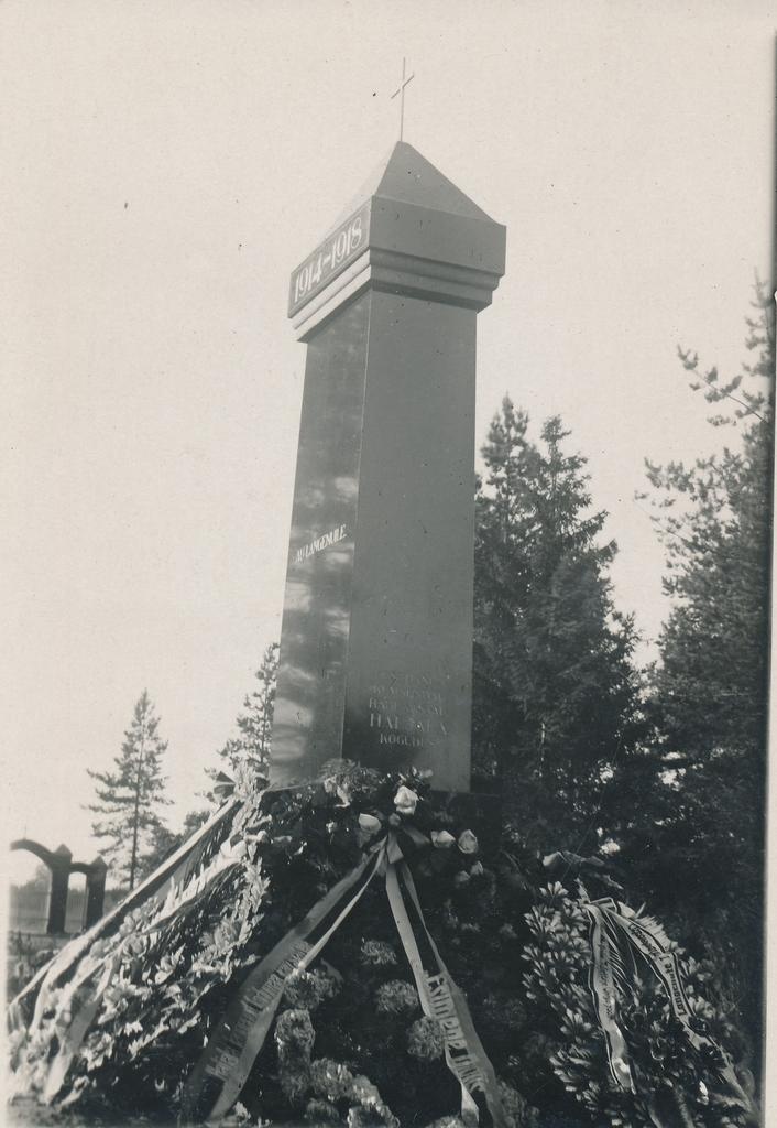 Vabadussõjas langenute mälestussammas Haljala surnuaial