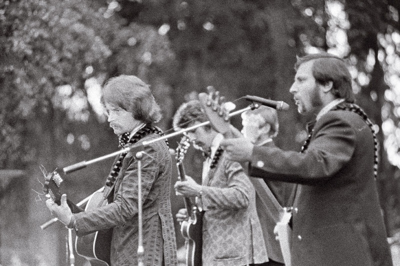 Ansambel “Apelsin” esineb Pühajärve kõlakojas.