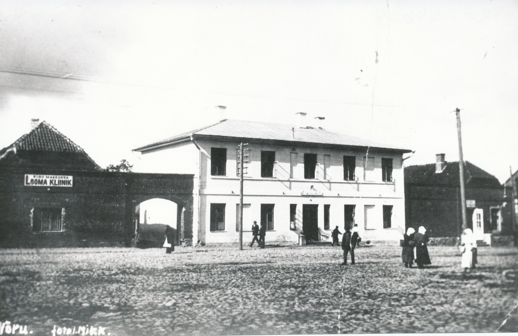 Foto. Võru Maakonna Loomakliiniku   hoone 1928.a. paiku, 1937.aastal kerkis selle kohale Maakonnavalitsuse hoone.
