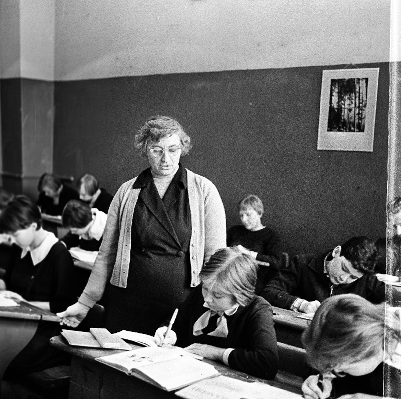 L. Koidula nim. Pärnu 2. Keskkooli õpetaja L. Soovik tunnis.