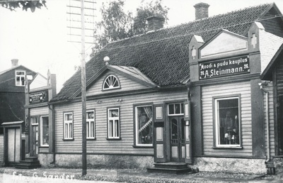 Foto. Võru linna A. Steinmanni moe- ja pudukauplus Kreutzwaldi tn. 26 1930. aastatel.  duplicate photo