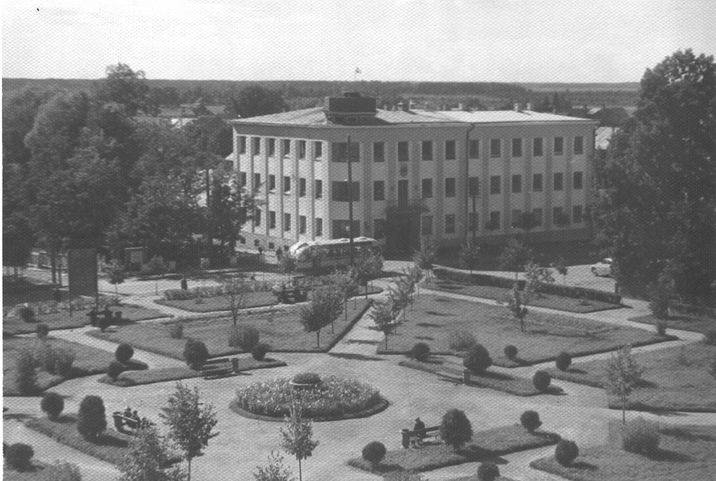 Fotopostkaart. Võru. Võru Rajooni TSN TK hoone ja Komsomoli väljak   1961.a. Foto Hillar Uusi