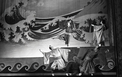 Stseen K. Jamada lühiballetist Pärlipüüdjad teatris Vanemuine.  duplicate photo