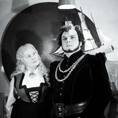 Stseen R. Wagneri ooperist "Lendav hollandlane" teatris Estonia. Hollandlane– Tiit Kuusik, Senta – Olga Lund.  similar photo