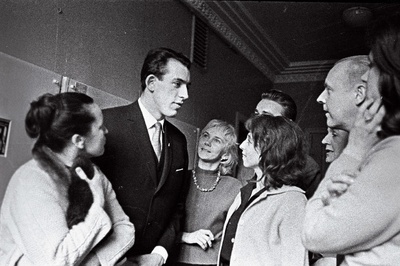 Olümpiavõitja kiiruisutamises Ants Antson kohtumisõhtul teatris Estonia. Paremal teatri direktor Rene´ Hammer.  similar photo