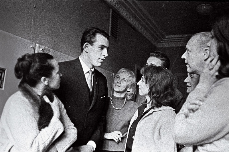 Olümpiavõitja kiiruisutamises Ants Antson kohtumisõhtul teatris Estonia. Paremal teatri direktor Rene´ Hammer.