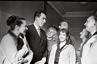 Olümpiavõitja kiiruisutamises Ants Antson kohtumisõhtul teatris Estonia. Paremal teatri direktor Rene´ Hammer.  similar photo