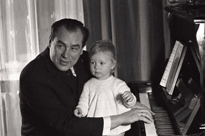 Georg Ots koos tütre Mariannega.  similar photo
