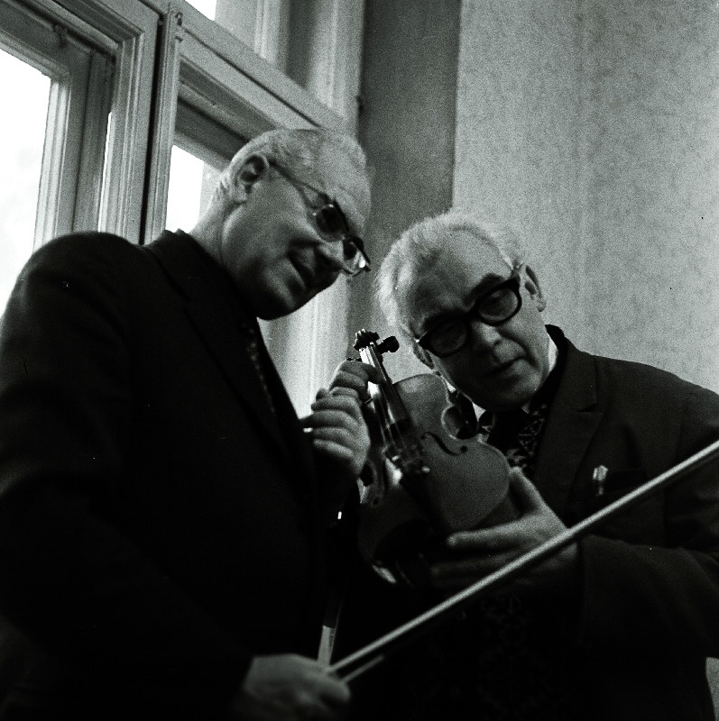 Helilooja ja dirigent Gustav Ernesaks (paremal) ja viiulikunstnik Herbert Laan.