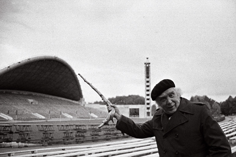 Helilooja Gustav Ernesaks lauluväljakul.