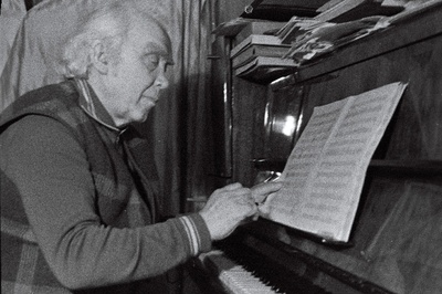 Gustav Ernesaks klaveri taga.  similar photo