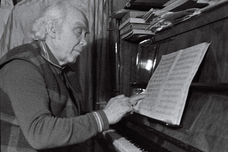 Gustav Ernesaks klaveri taga.