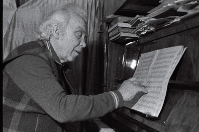 Gustav Ernesaks klaveri taga.  similar photo
