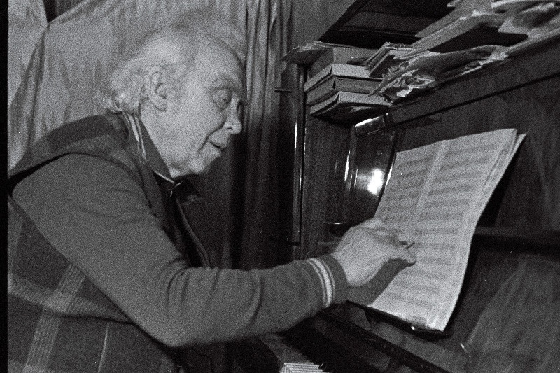Gustav Ernesaks klaveri taga.