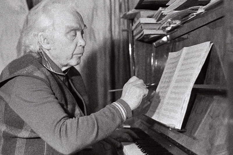 Gustav Ernesaks klaveri taga.