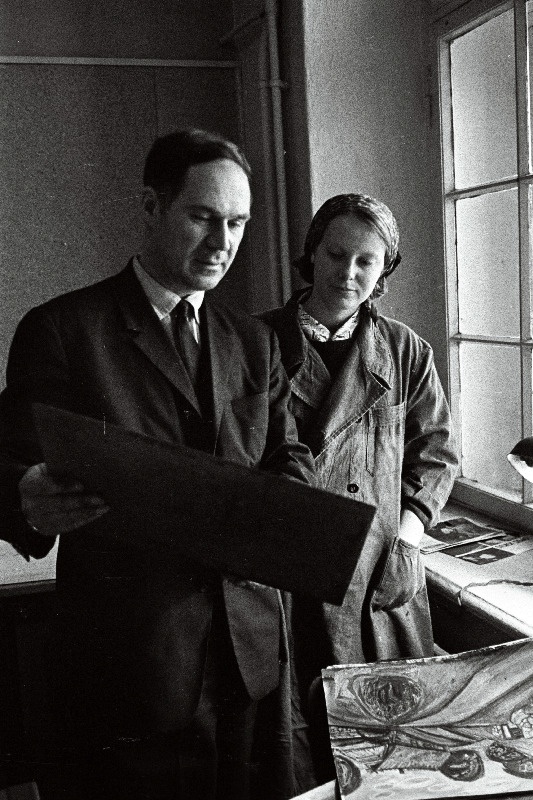 Eesti NSV Kunstiinstituudi õppejõud professor Evald Okas maalitunnis.