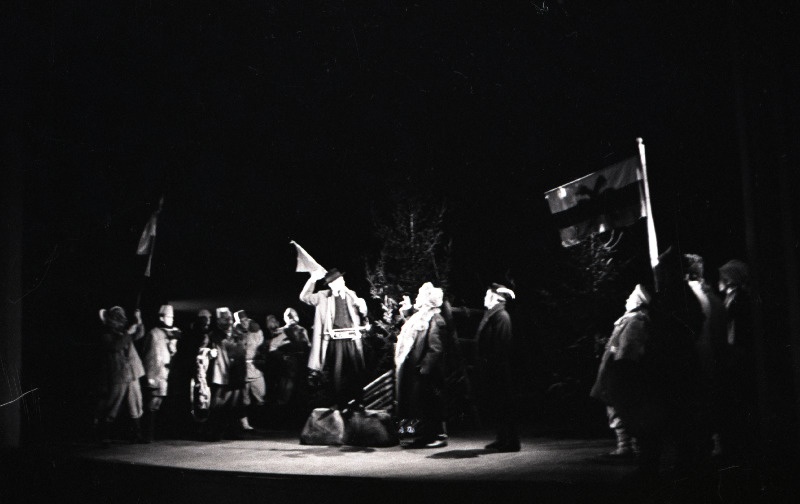 R. Pätsi–H. Visnapuu näidend Meie küla poisid teatris Vanemuine. Stseen lavastusest.