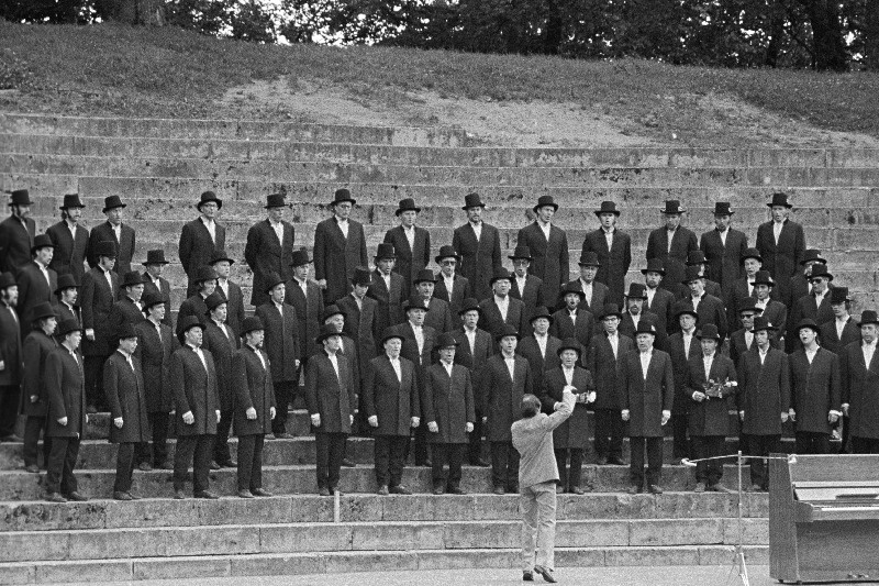 Riiklik Akadeemiline Meeskoor esineb Viljandi lauluväljakul. Dirigeerib Olev Oja.