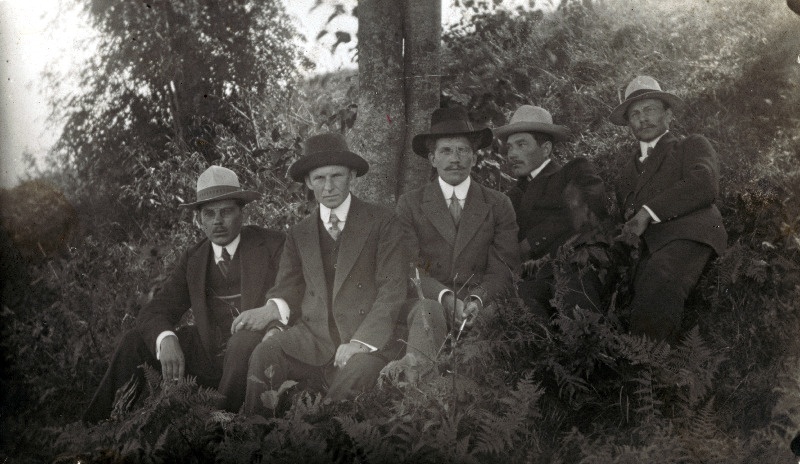 Lohusuu kooliõpetajad. Keskel Bernhard Usai (1888-1958).