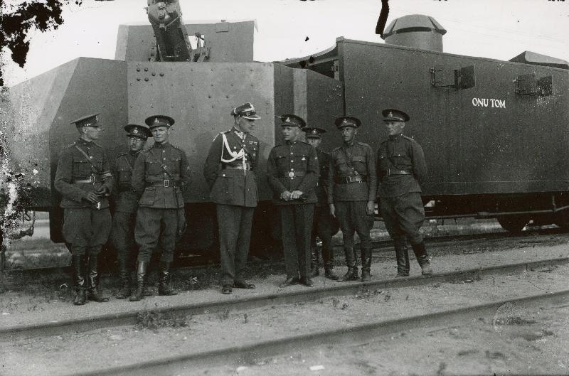 Tundmatu Poola kolonelleitnant (vasakult 4.) külas 1.Soomusrongide
rügemendis. Vasakult 5. [rügemendi 1.Divisjoni ülem major Hugo
Kulbok?].