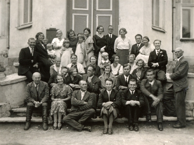 Seltskond Tohisoo kooli trepil. II rida paremal äärmine Johannes Lindvers (Lindvere).