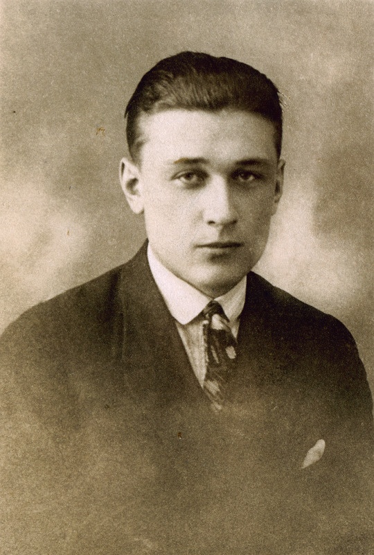 Arno (Arnold) Uustalu.